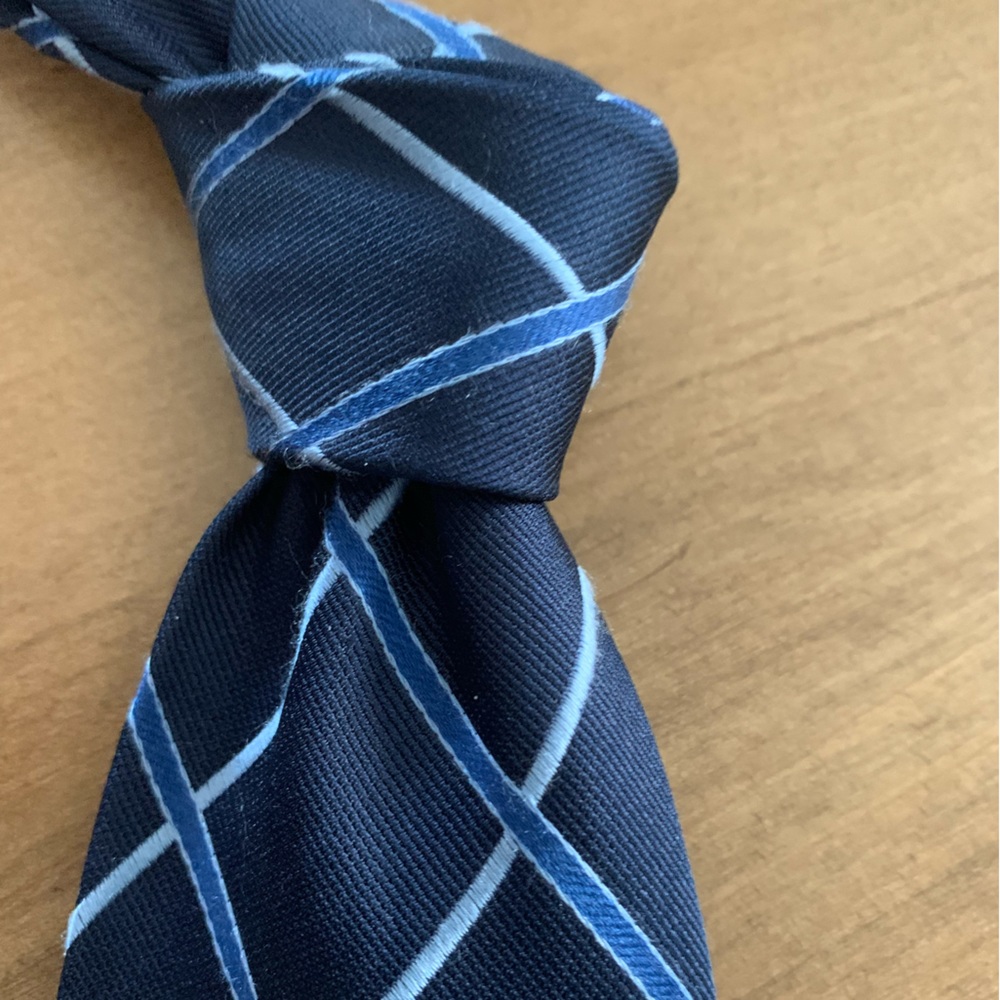 Crossed striped tie